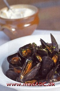 Moules de Saint Vaast au Cidre eller blåmuslinger med cidre er en ganske simpelret men smager fantastisk. Server den som forret med persille, frisk baguette og smør til for gæsterne. 