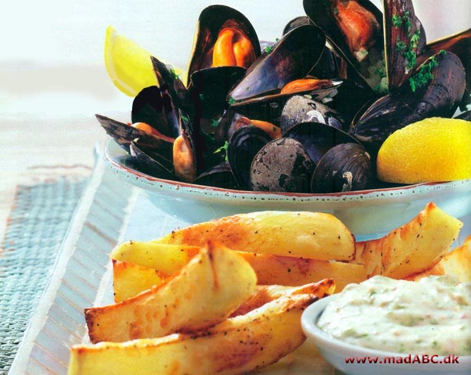 Muslinger i hvidvin og cremefraichesauce – Moules frites