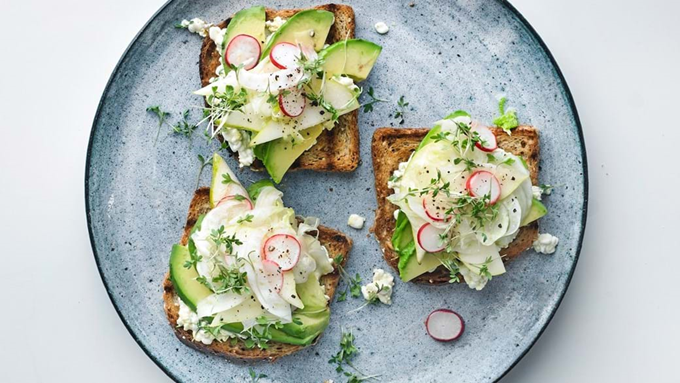 Sandwich med avocado og hytteost