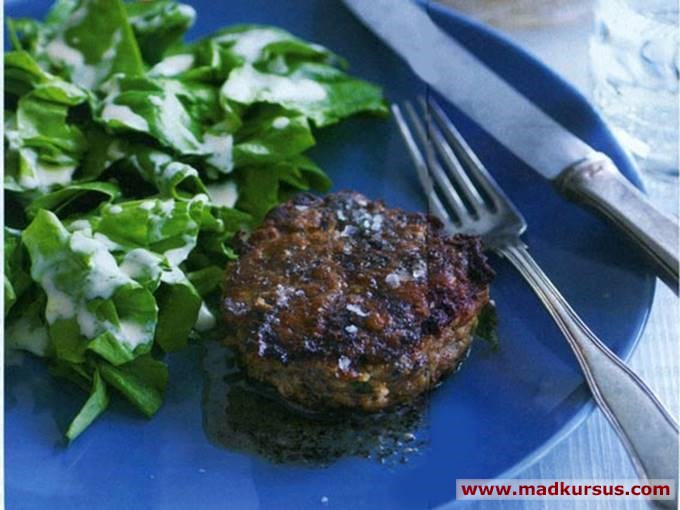 Kalvekrebinetter med kapers, nye kartofler og mormorsalat